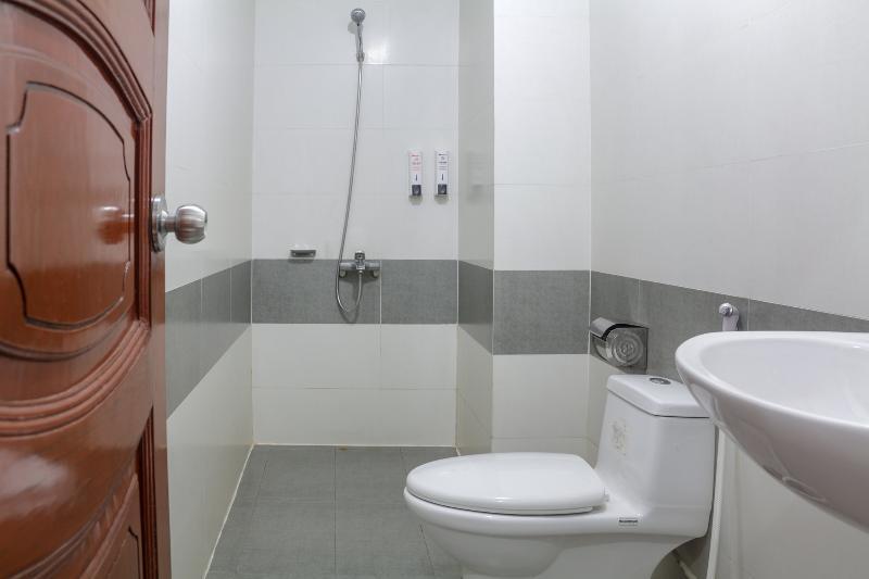 Reddoorz Near Binh Tay Market 2*