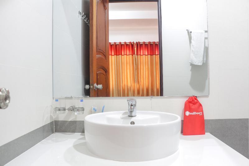Hotel Reddoorz Near Binh Tay Market Ho Chi Minh City