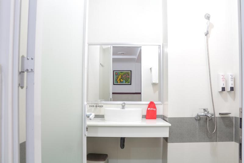 Hotel Reddoorz Near Binh Tay Market