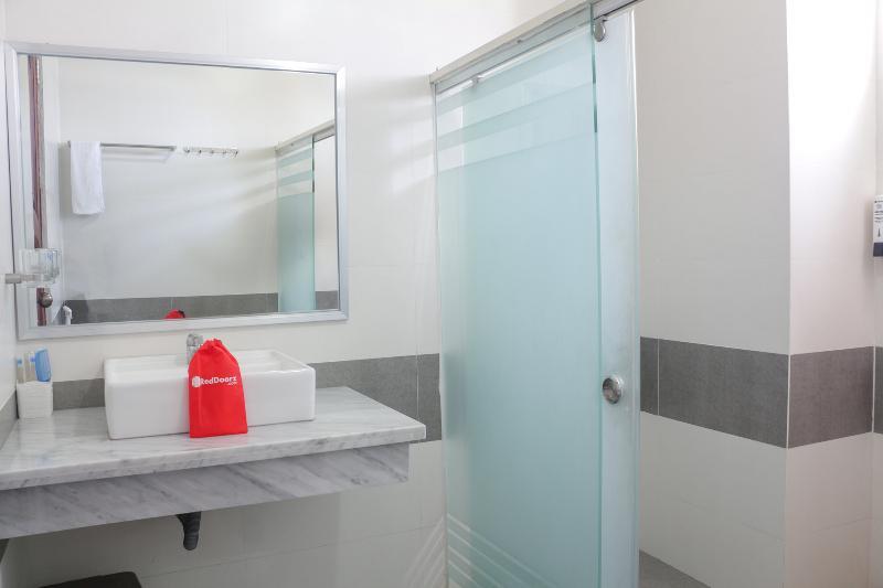 Reddoorz Near Binh Tay Market Hotel