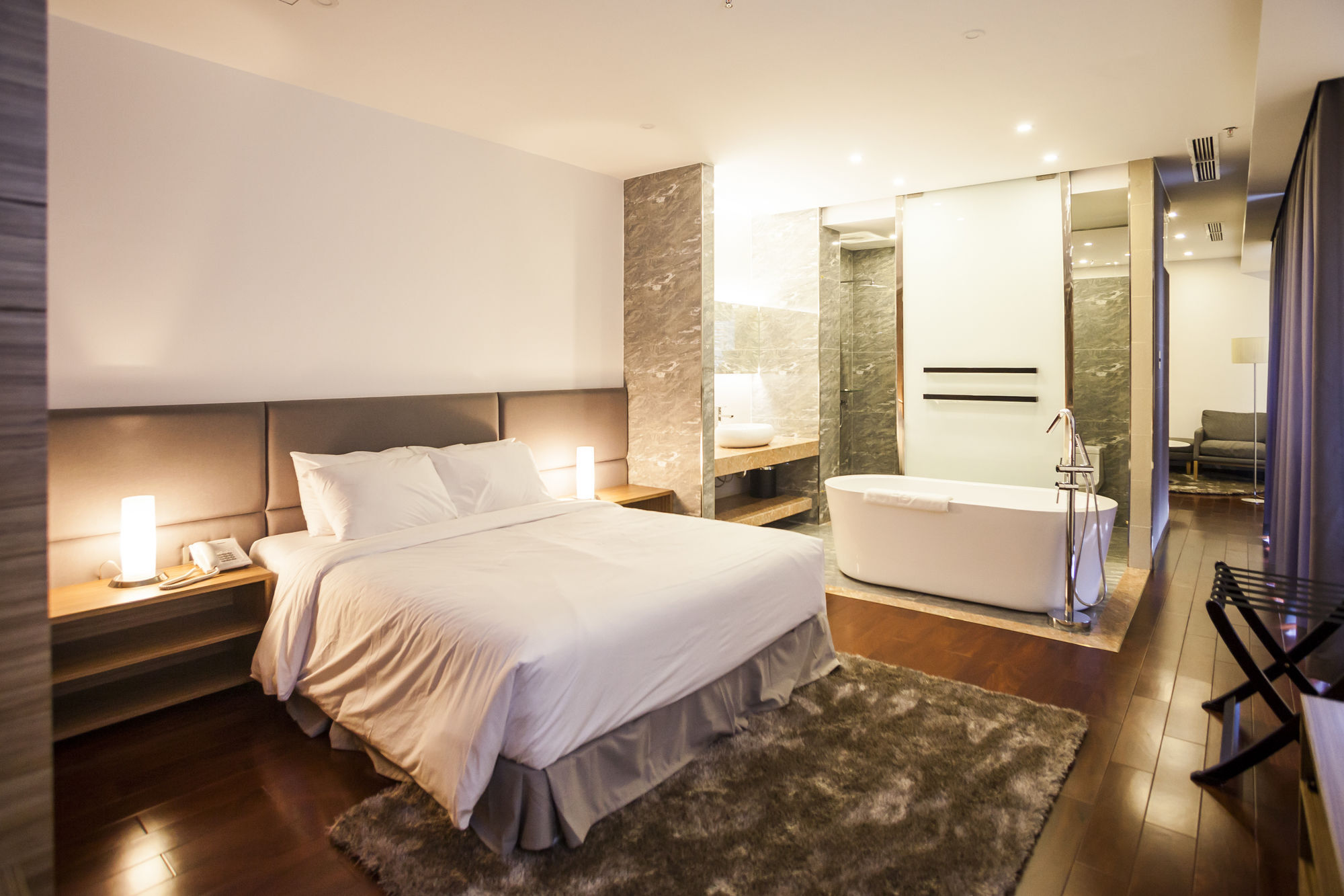 Charm Saigon 4*