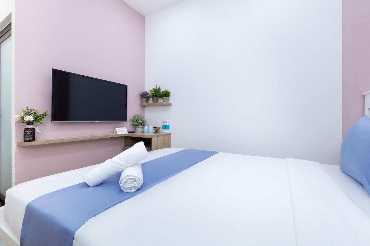 Cozrum Homes - Charming Corner Apartment *