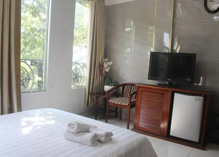 Nhu Y Hotel - City Centre