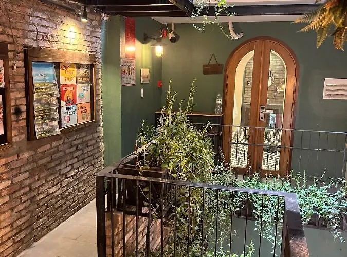 Vy Da Central Market Hostel