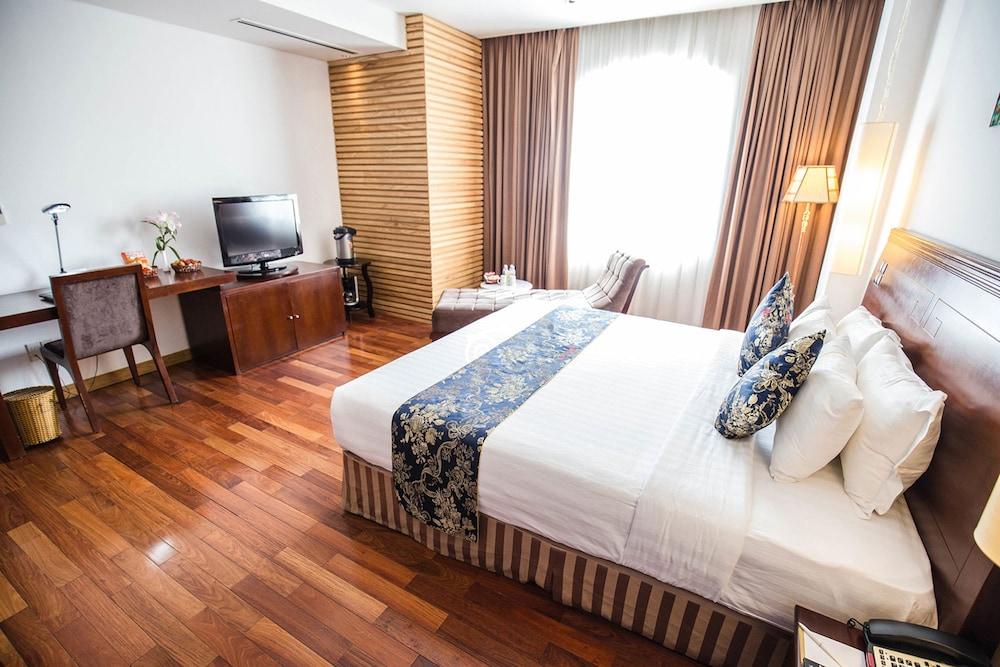 Golden Saigon 4*
