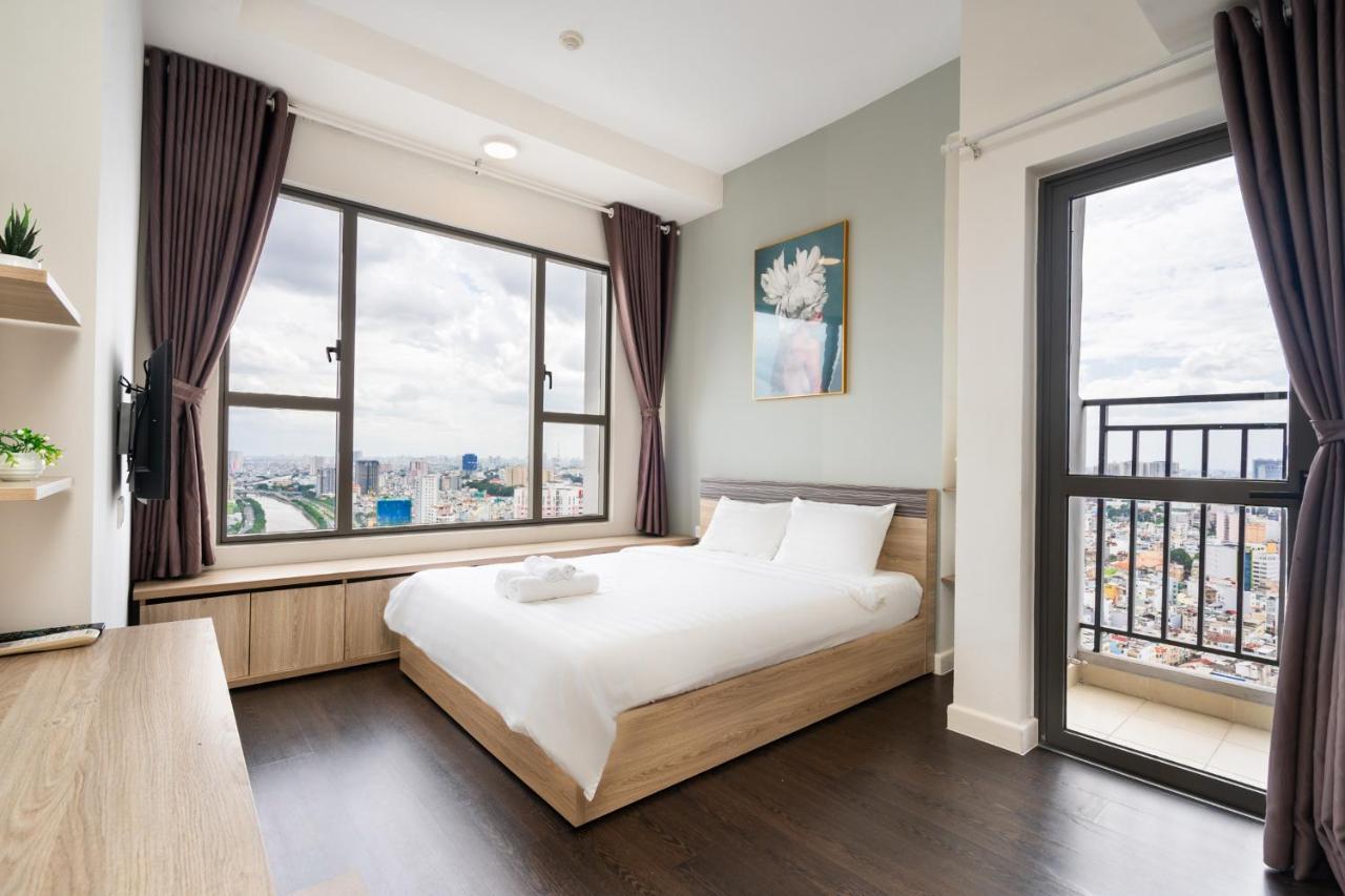 Infinity Pool Signature - Saigon Rivergate Apartment