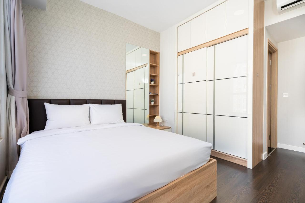 Infinity Pool Signature - Saigon Rivergate Apartment
