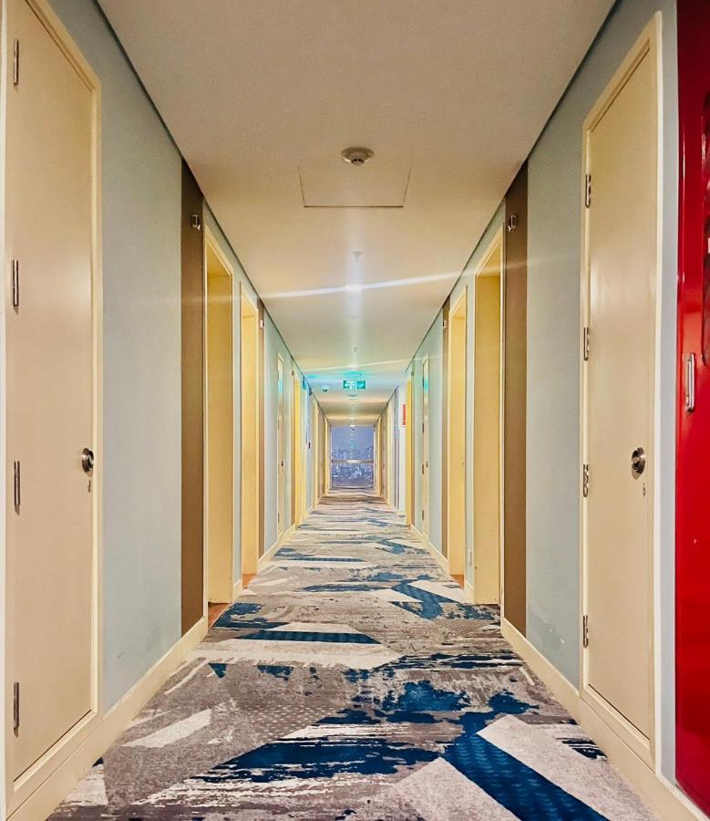 Ibis Saigon South Hotel