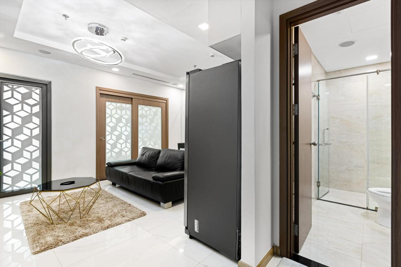 Cao House Saigon - Vinhomes Park *