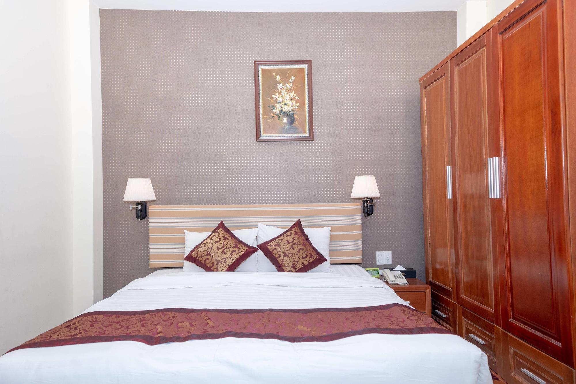 Airport Saigon - Gan Am Thuc Dem Cho Pham Hotel