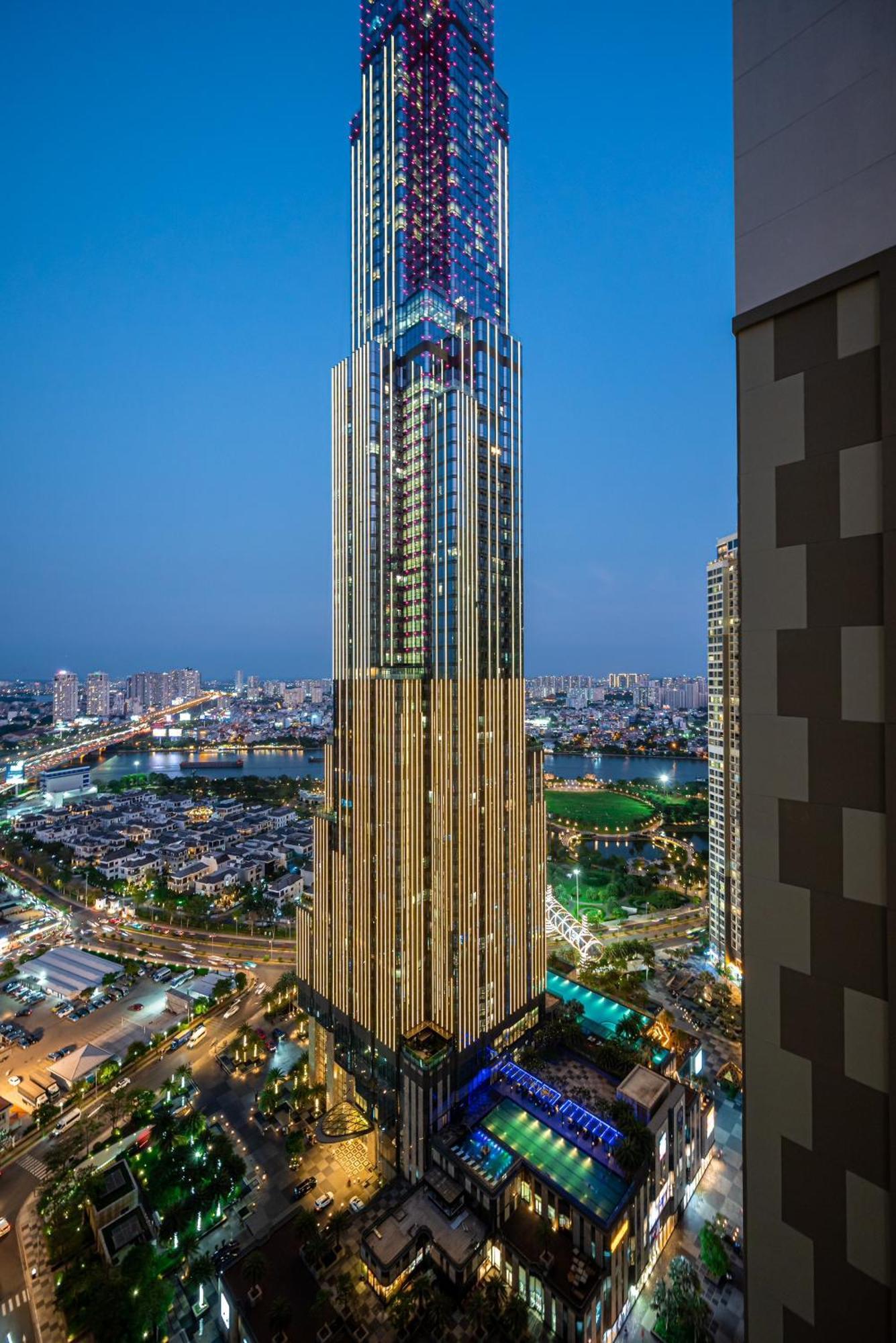 Luxury At Vinhomes Park Apartment