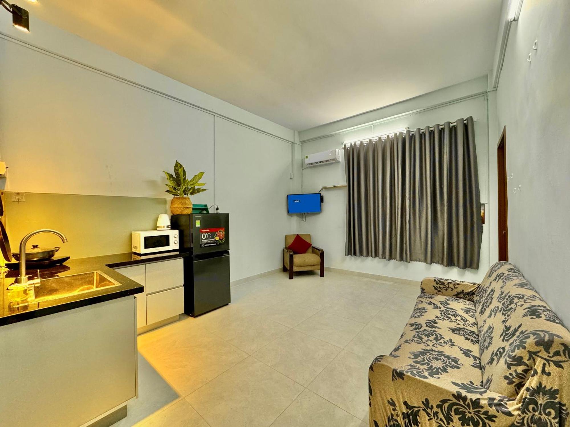 Black And White Dist 1 Apartment *
