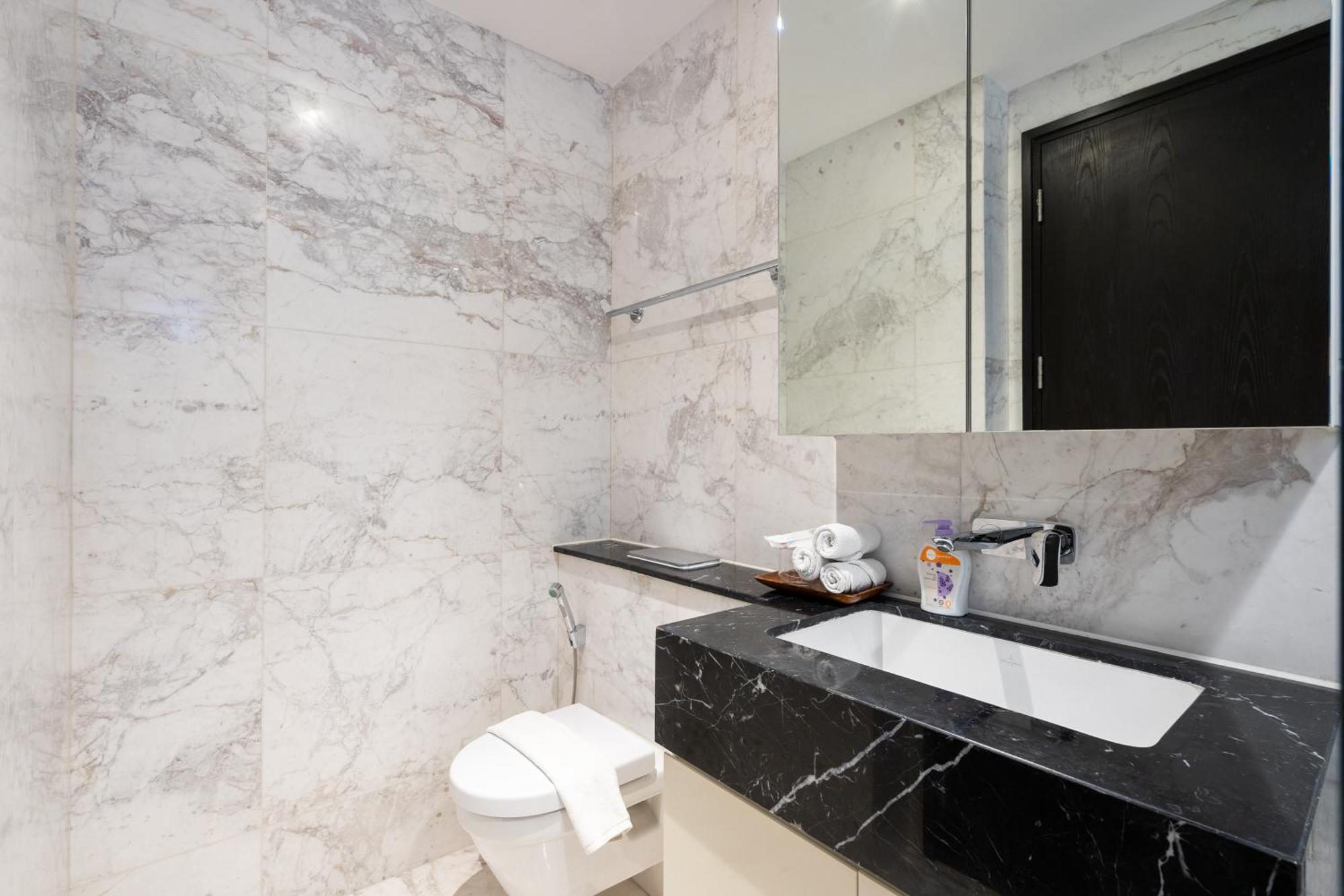 Luxury Living In The Heart Of D1/3br/infinity Pool Apartment Ho Chi Minh City