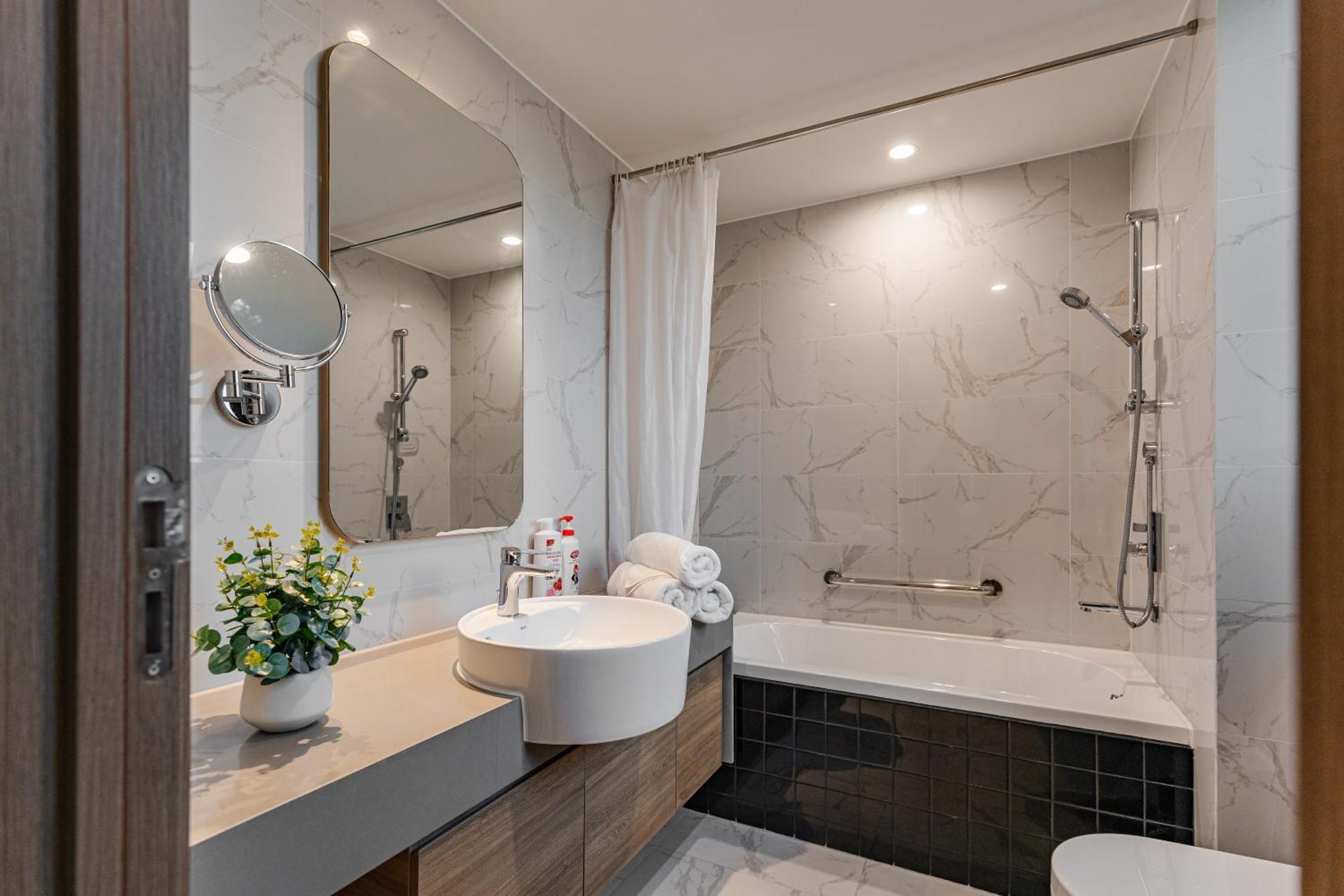 Apartment Luxury 2 Or 3br In Dist 1, Pool And Airport Pickup