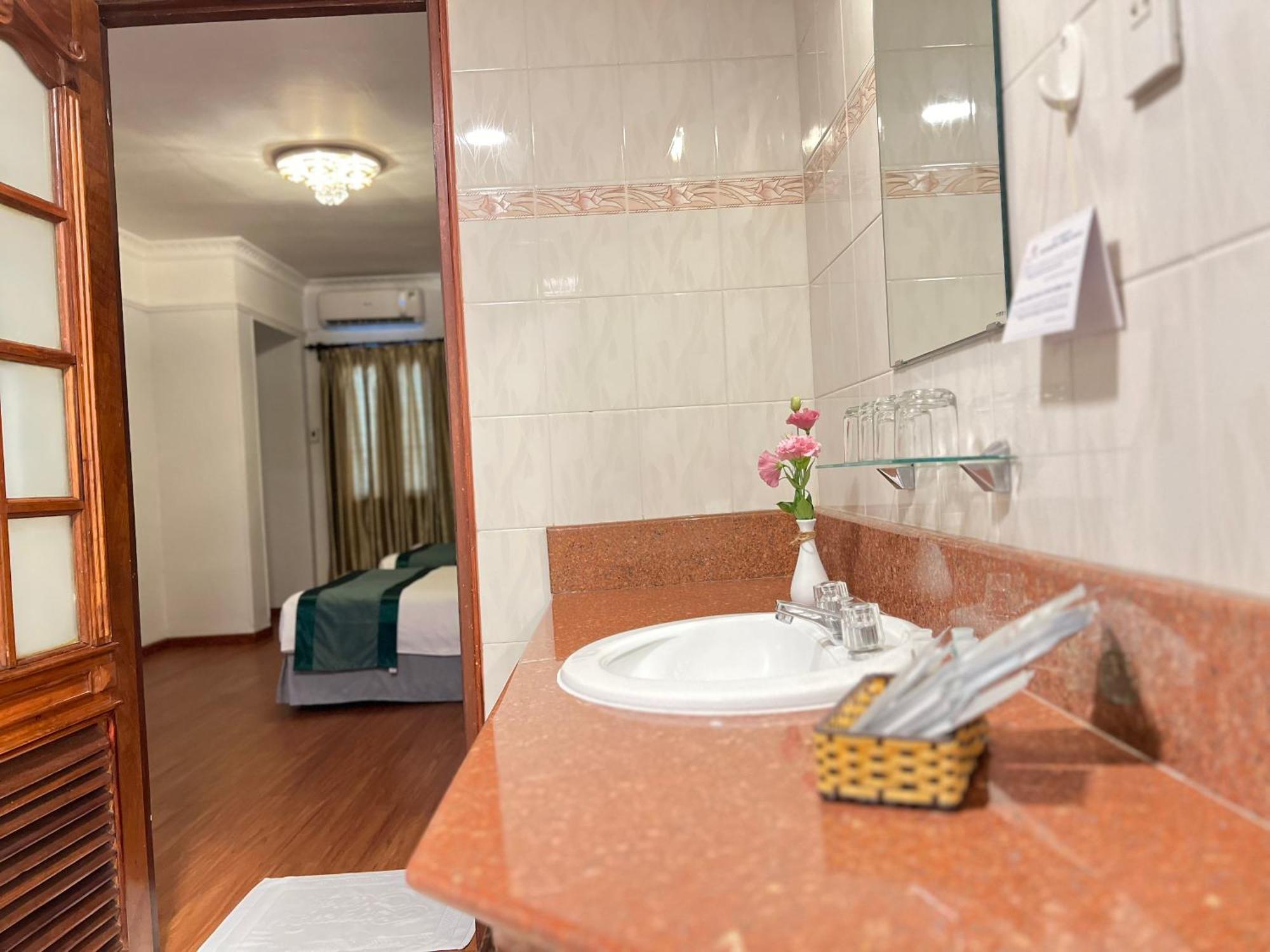 Hotel Riverside Saigon 3*