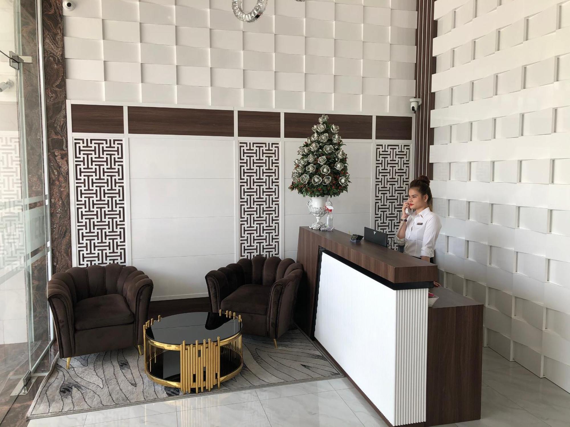The Moon 3 Hotel