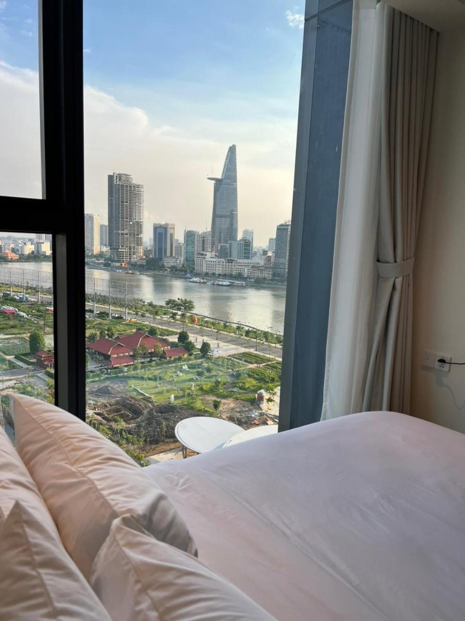 Smile - The Opera Luxury - Infinity Pool * Ho Chi Minh City