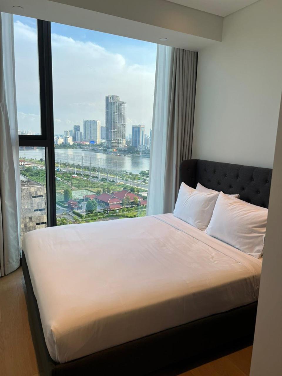 Smile - The Opera Luxury - Infinity Pool Apartment Ho Chi Minh City