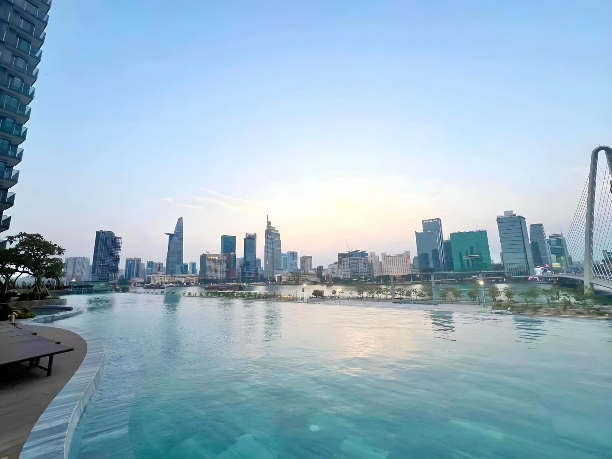 Smile - The Opera Luxury - Infinity Pool