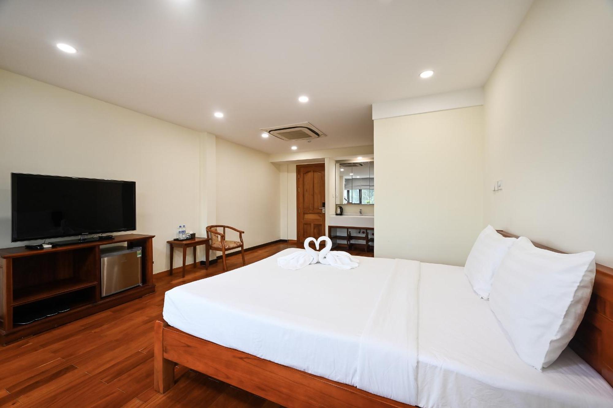 Red Sun Airport Saigon 3*