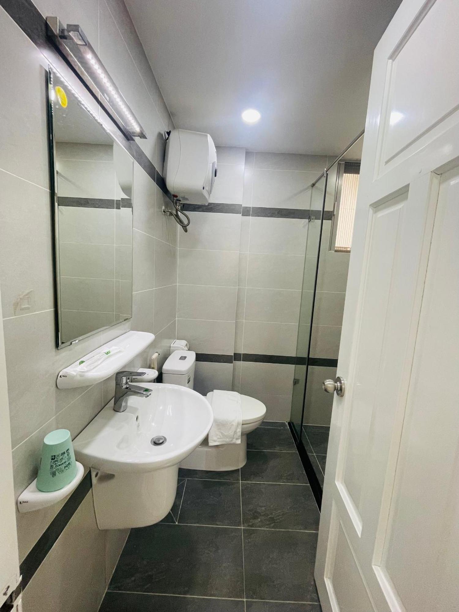 Secc Luxury 2-br Apartment, Scenic Valley, Saigon Exhibition And Convention Center, Fv Hospital, Phu My Hung District 7 *