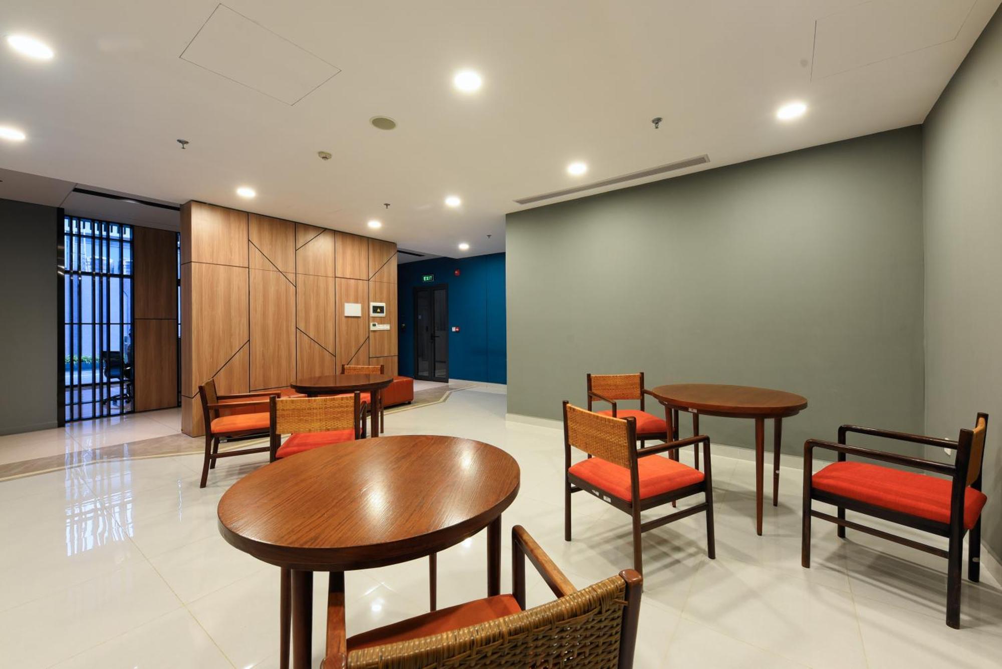 Khách sạn hẻo lánh Smile - Soho Balcony - Morden Comfortable
