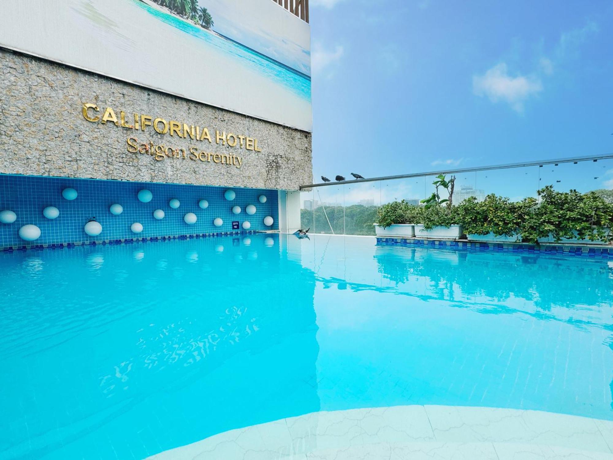 California Saigon & Rooftop Pool Khách sạn 3*