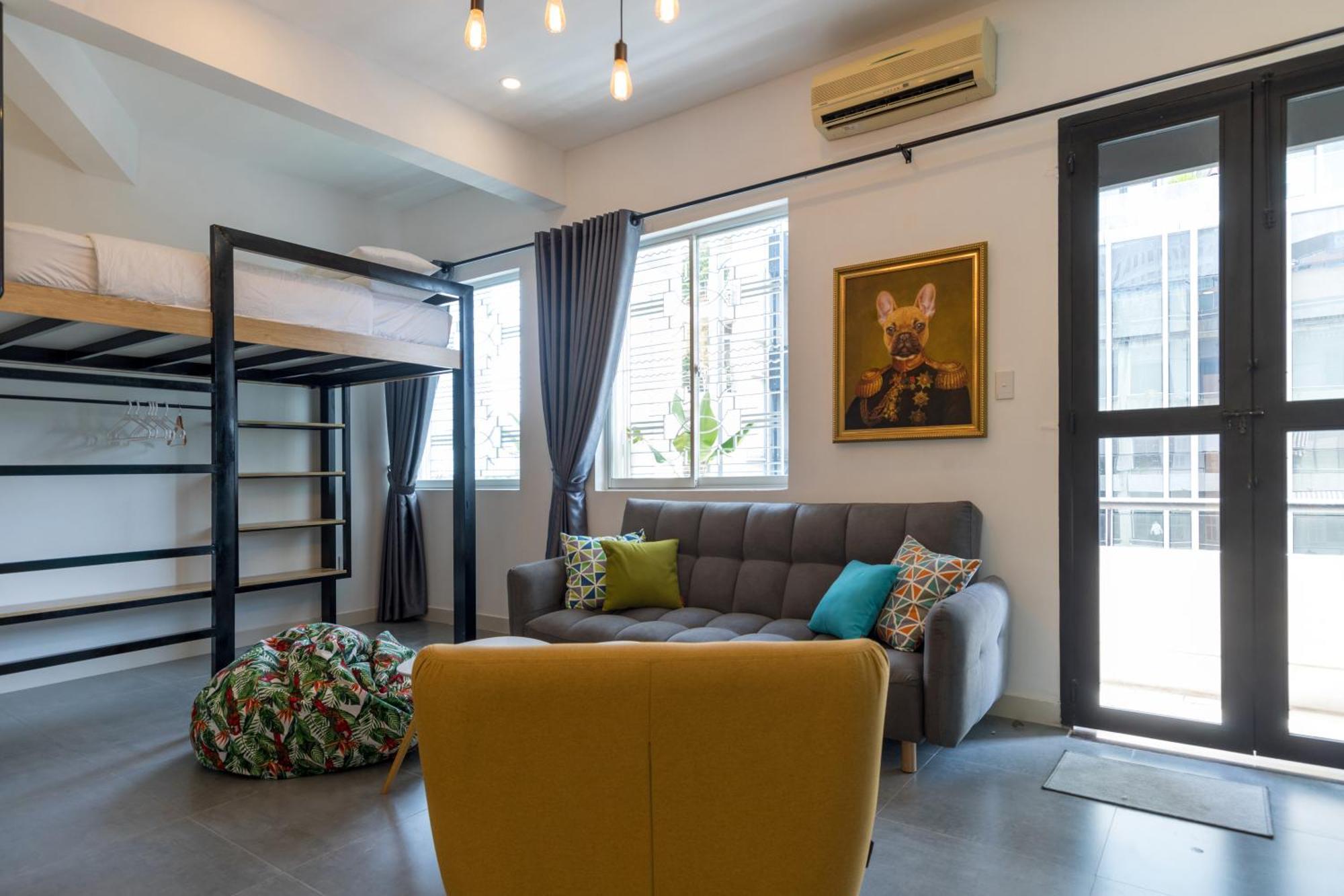 Retro Flat Near Nguyen Hue By Circadian Apartment