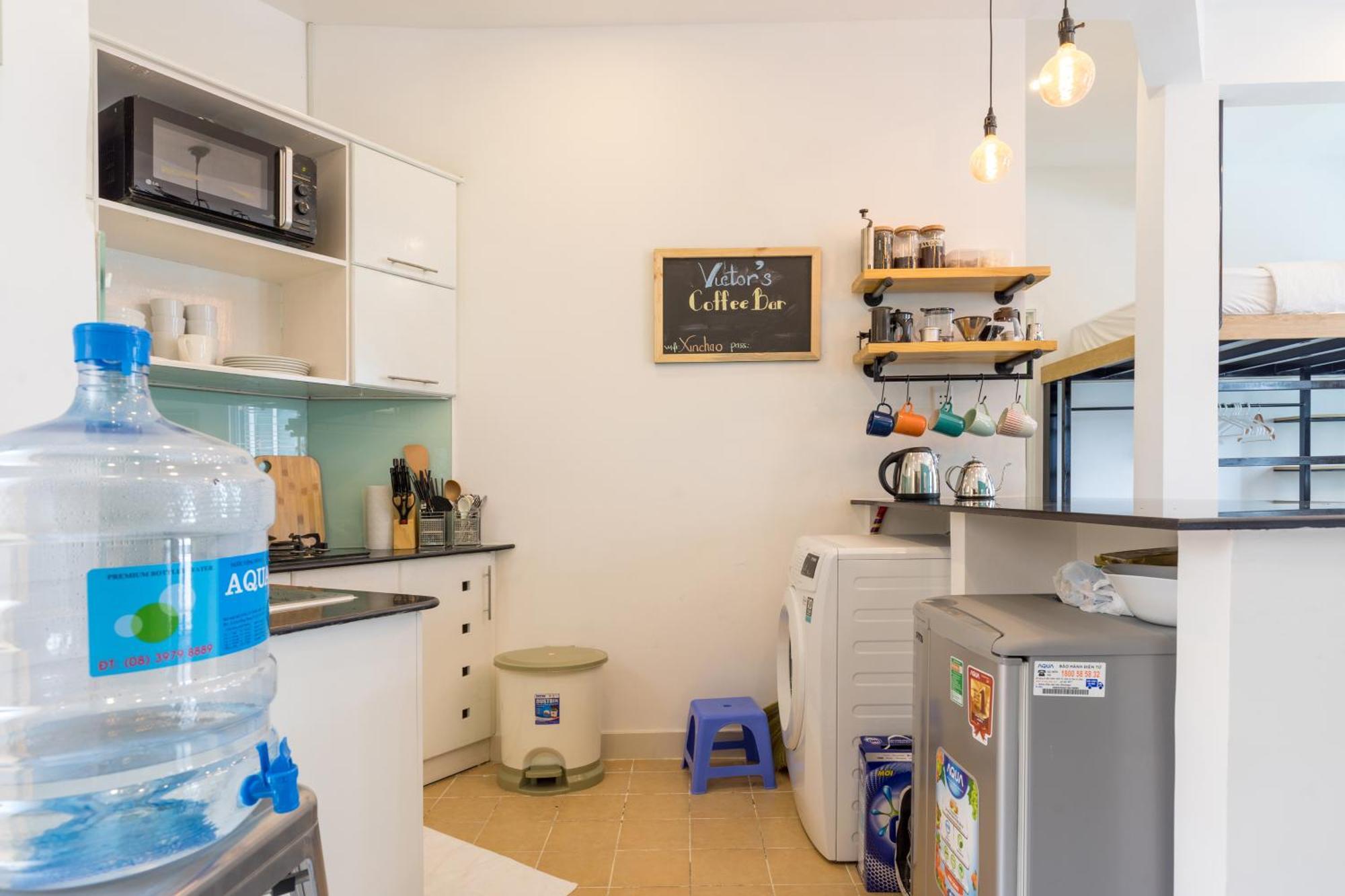 Retro Flat Near Nguyen Hue By Circadian Apartment