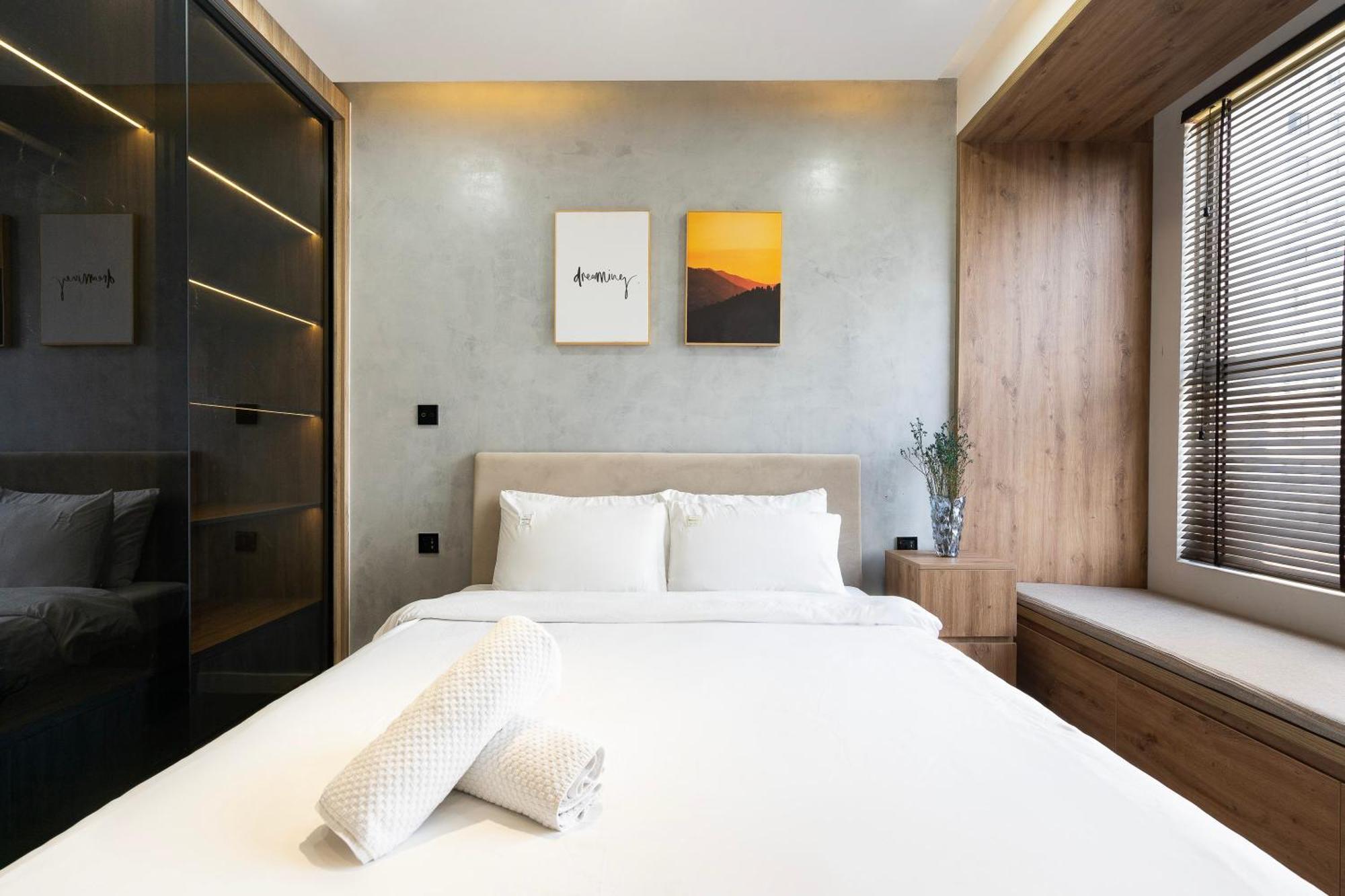 River Panorama 2 Bedroom Luxury District 7 * Ho Chi Minh City