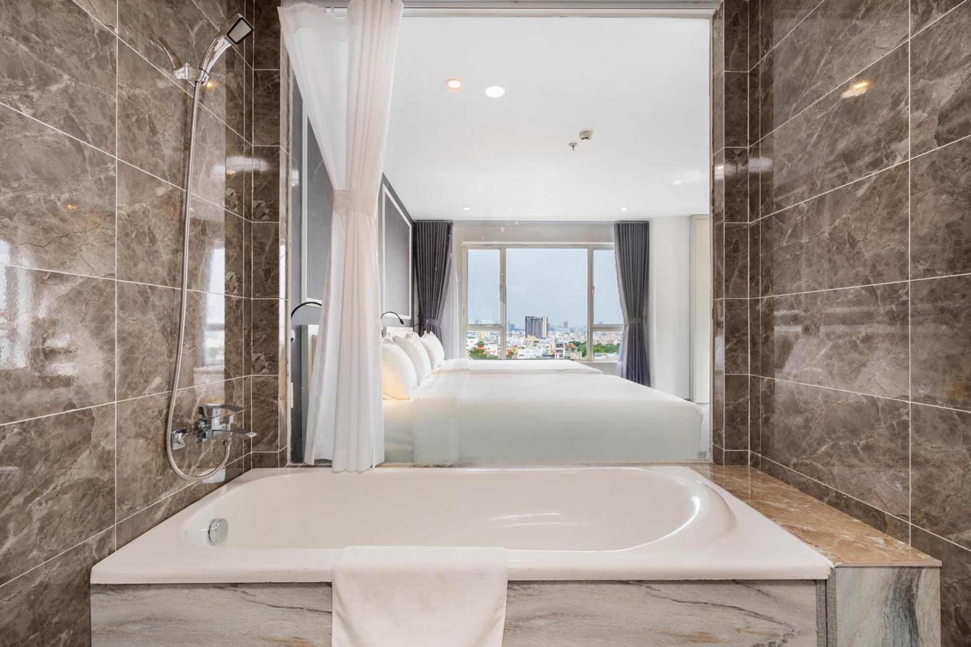 Huazhu Hotel 4*
