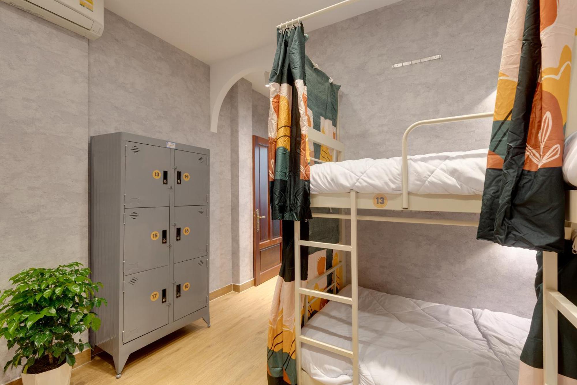 Saigon Authentic Alley Hostel - Signature Walking Neighborhood & City Tour, Cooking Class, Fresh Breakfast, Gym & Rooftop Billiard * Ho Chi Minh City