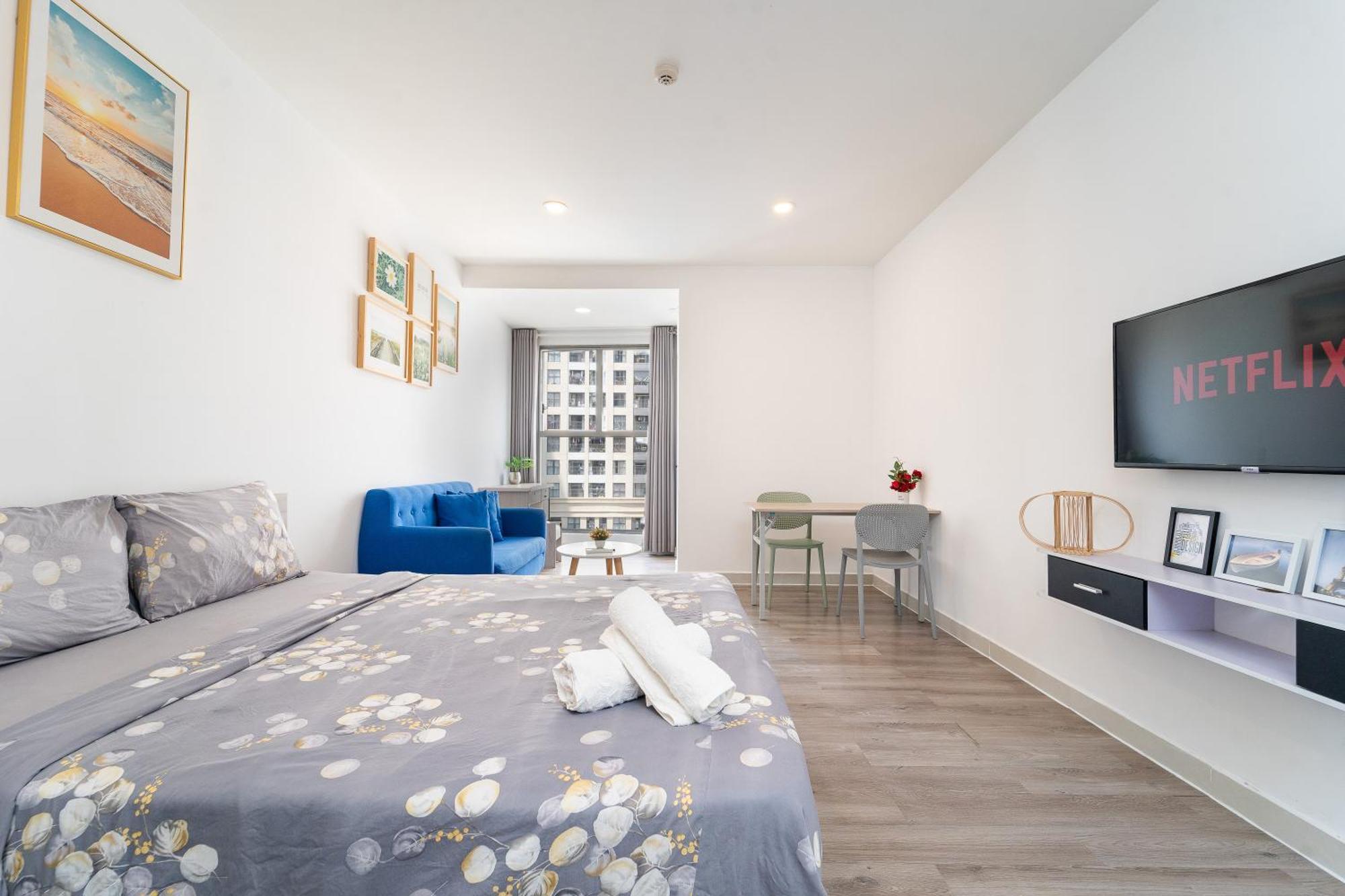 Modern Blue Retreat - Saigon Royal D4 - Hana *