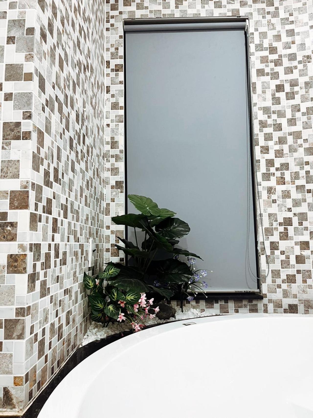 Letuc02 Business Couple Family Travel Homestay