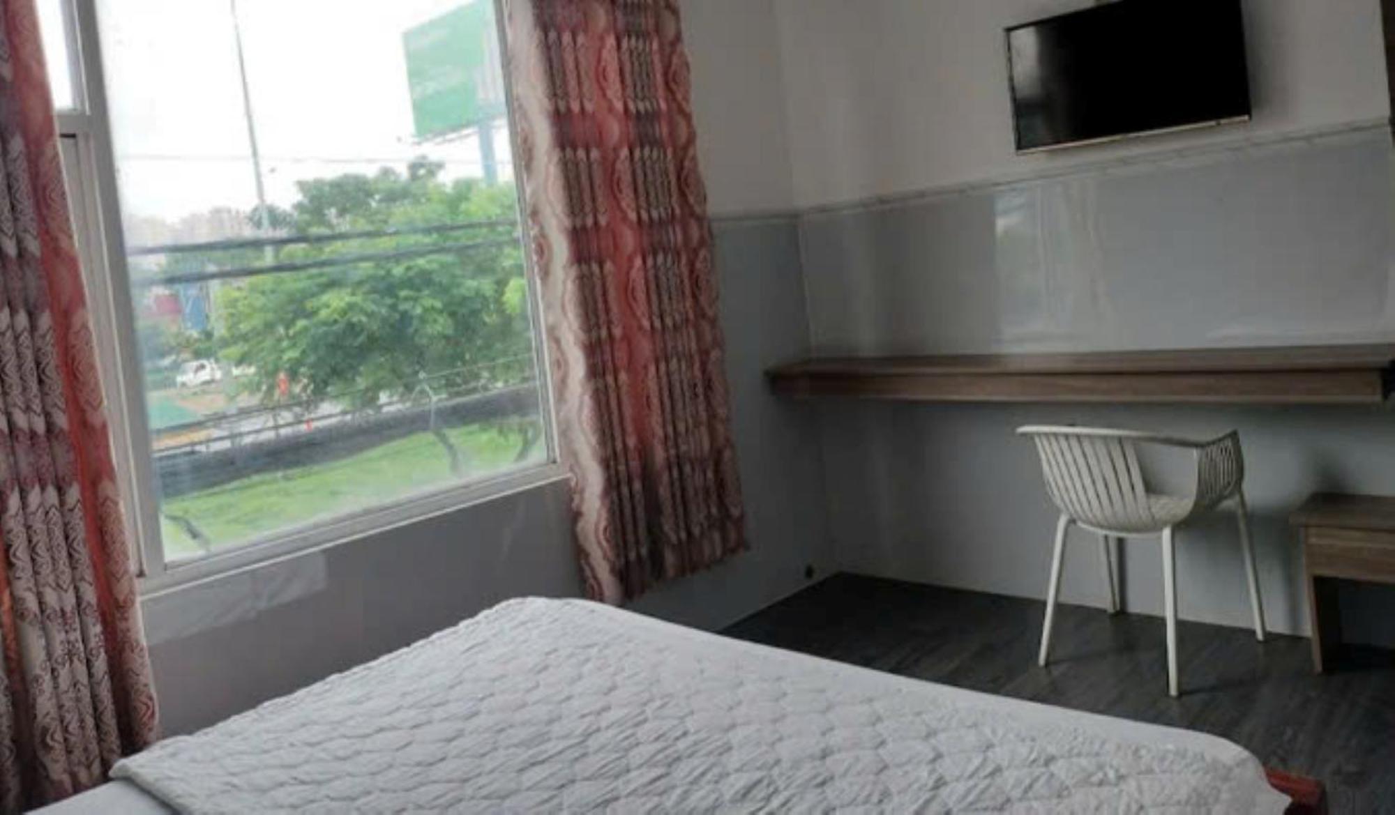 Quynh Hotel *