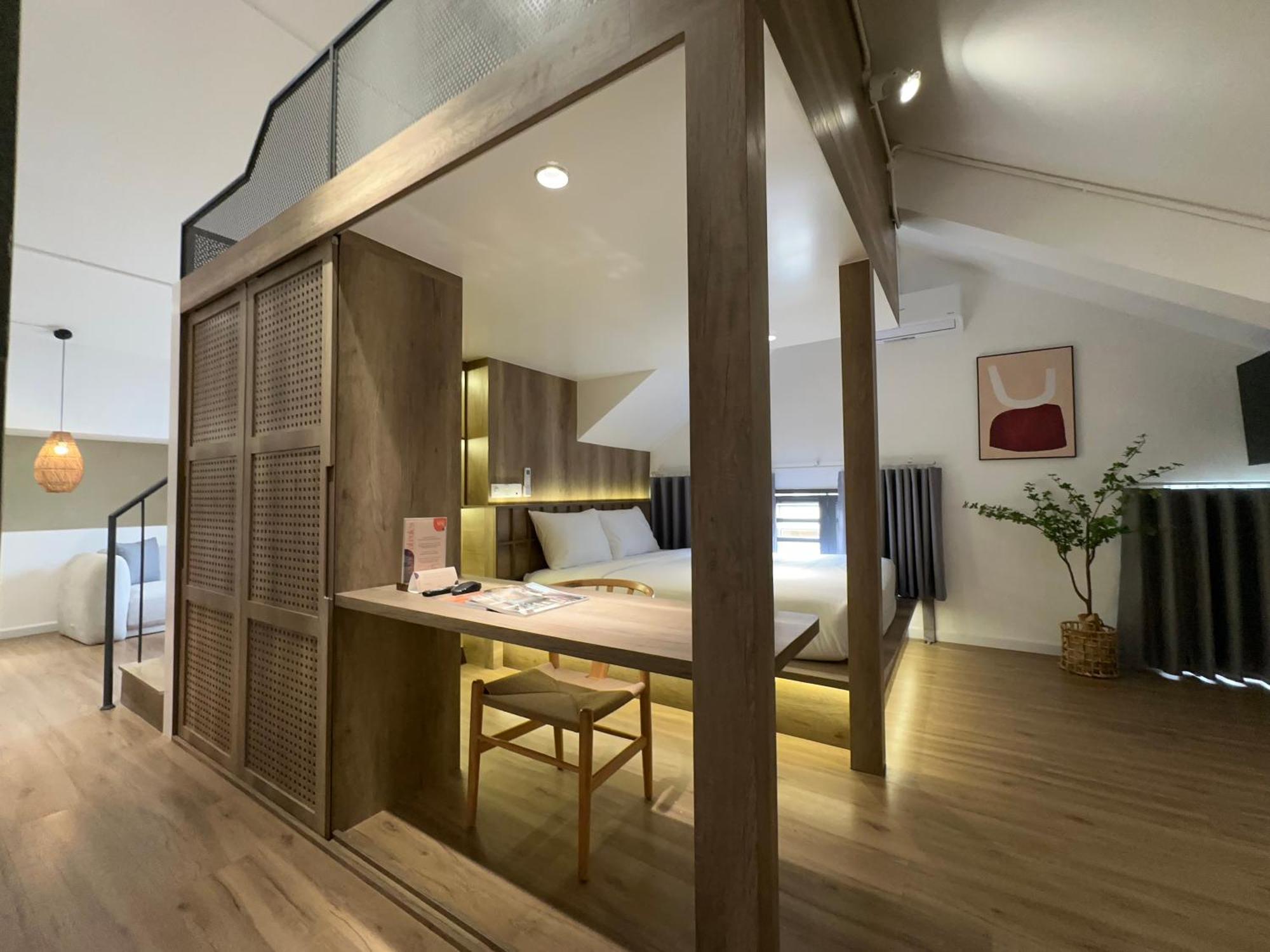 Kin Wander Tan Phong, The Moonage Ho Chi Minh City