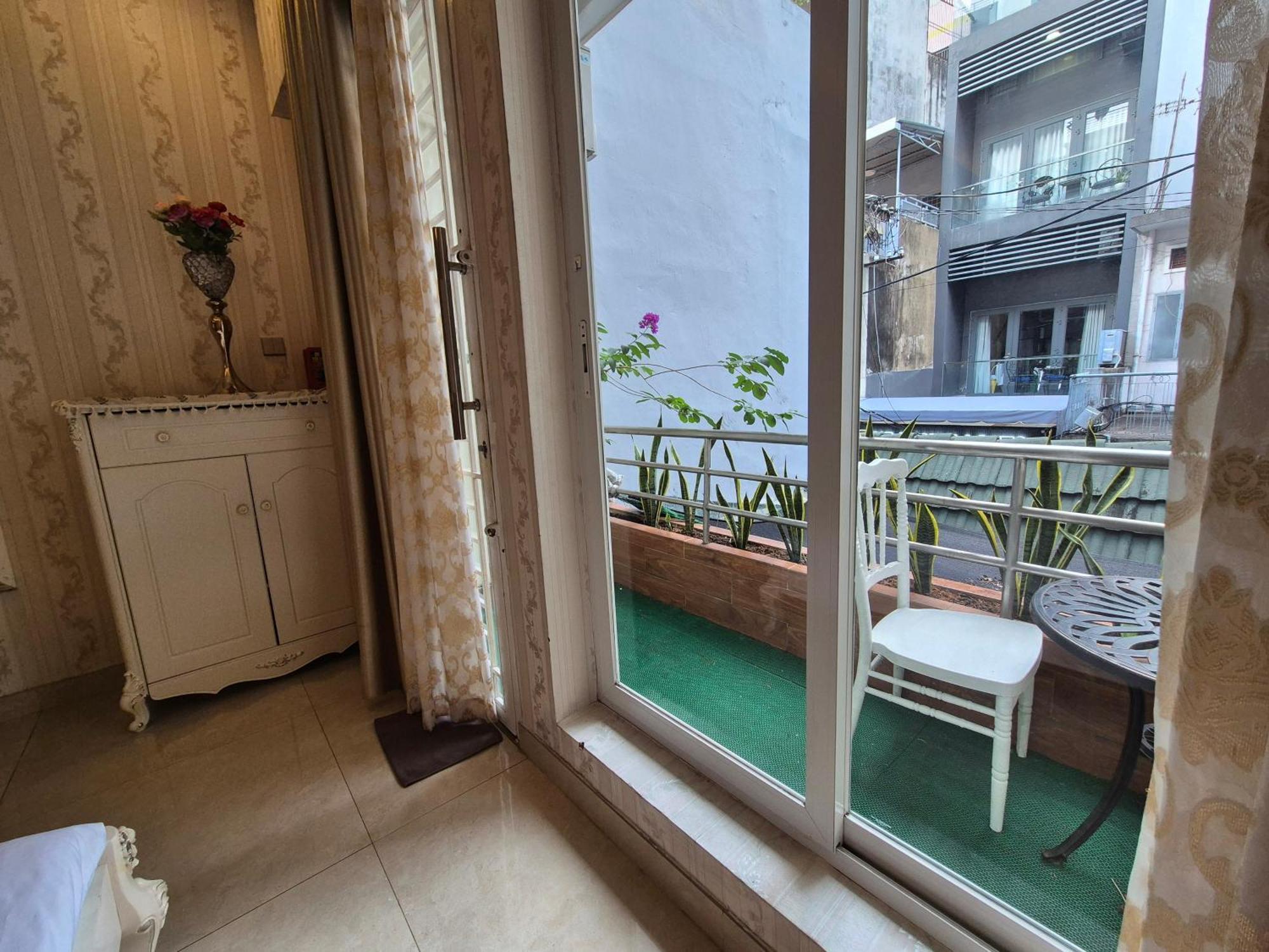 F F House Aparthotel