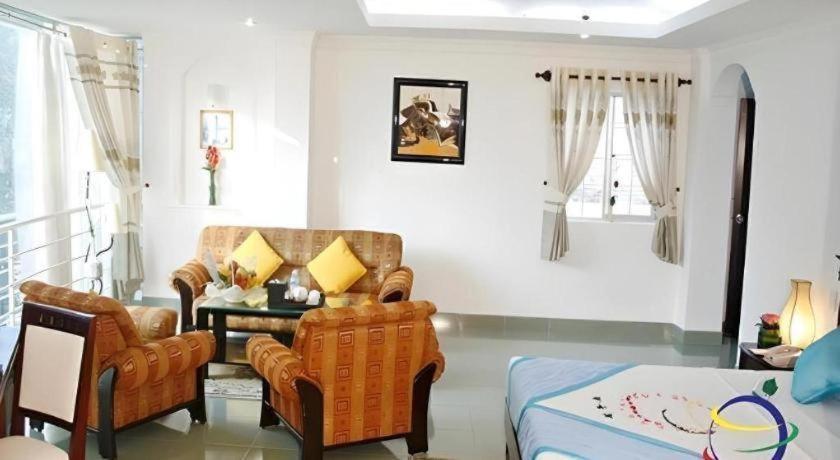 Khách sạn Universe 3*