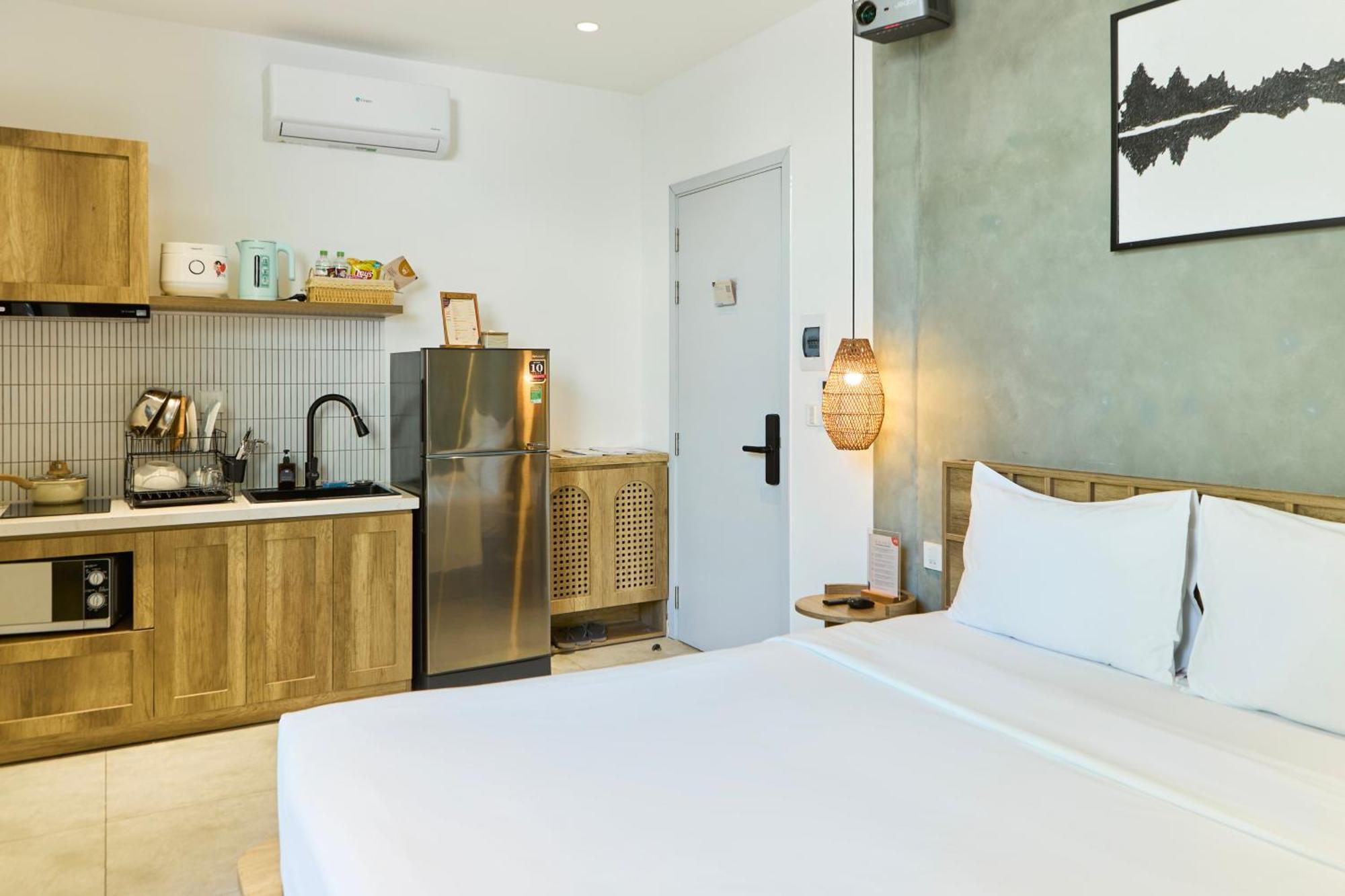 Kin Wander Tan Phong, The Moonage Ho Chi Minh City