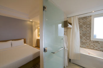 Roseland Corp Hotel