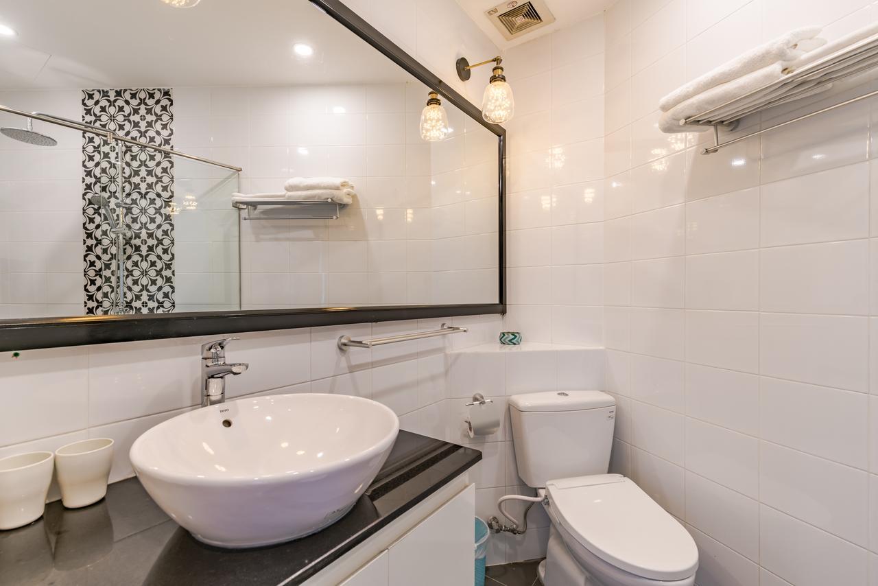 Retro Flat Near Nguyen Hue By Circadian Apartment