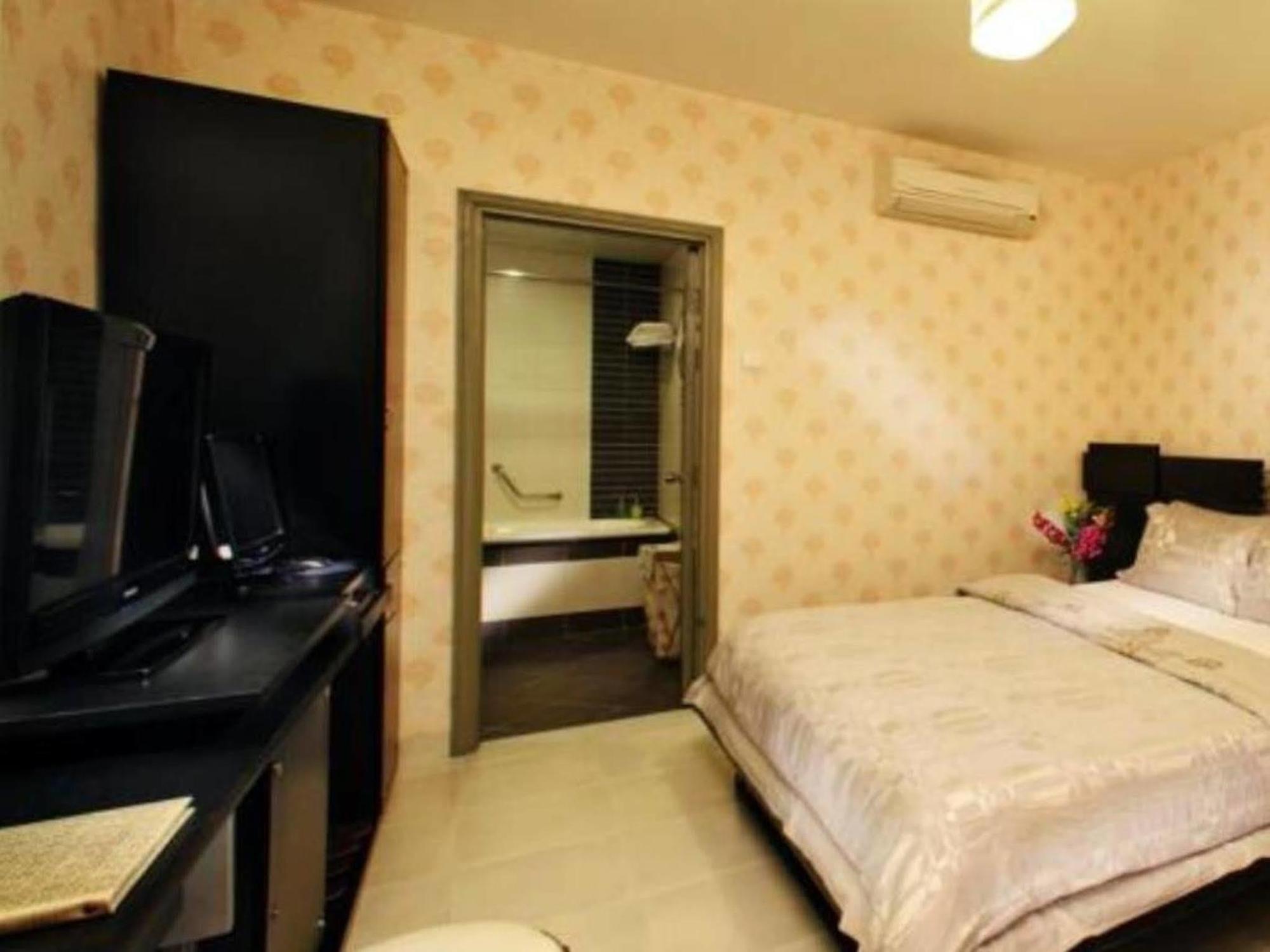 A&em - The Petit Hotel 2*