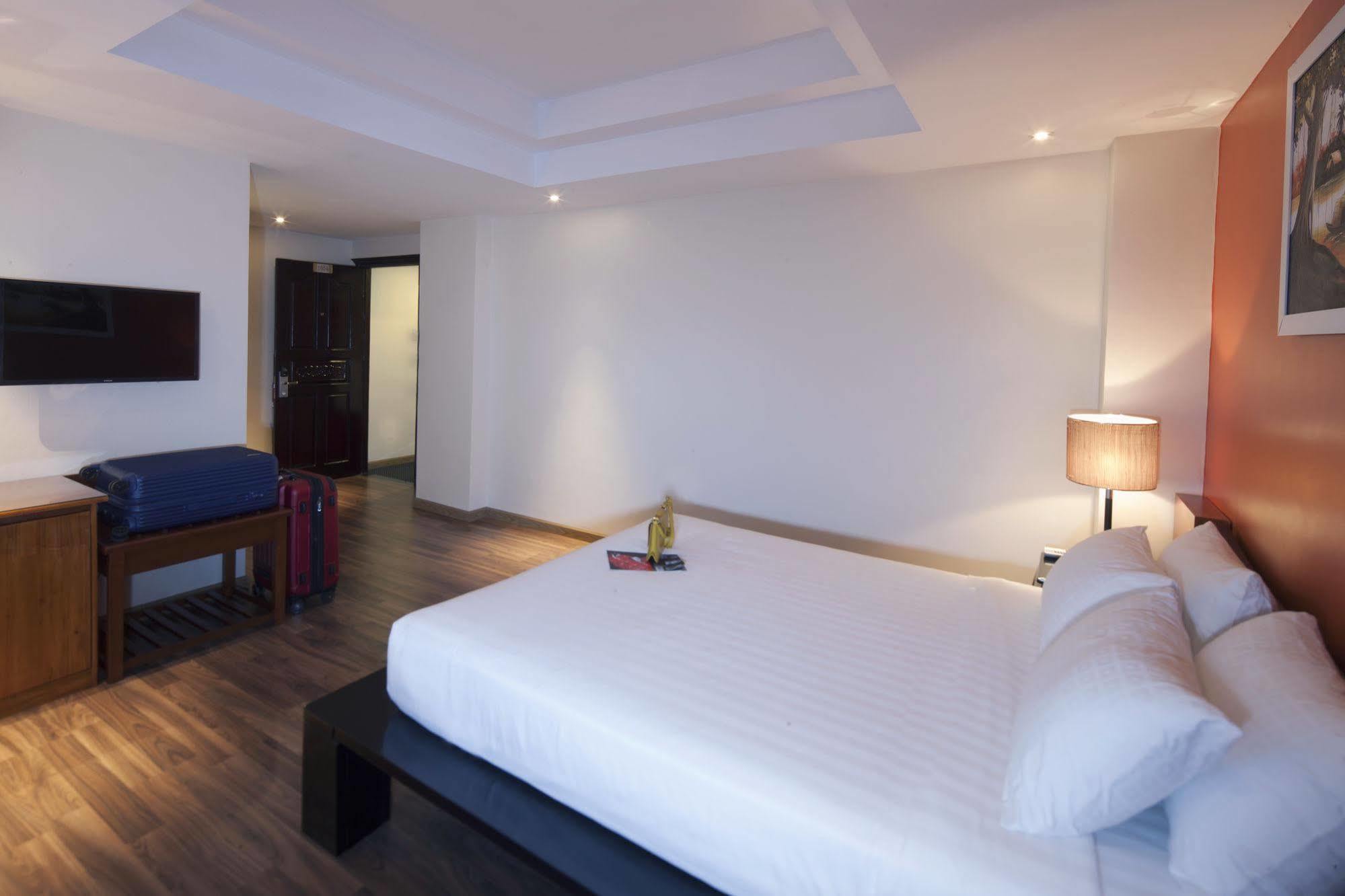 Roseland Corp Hotel