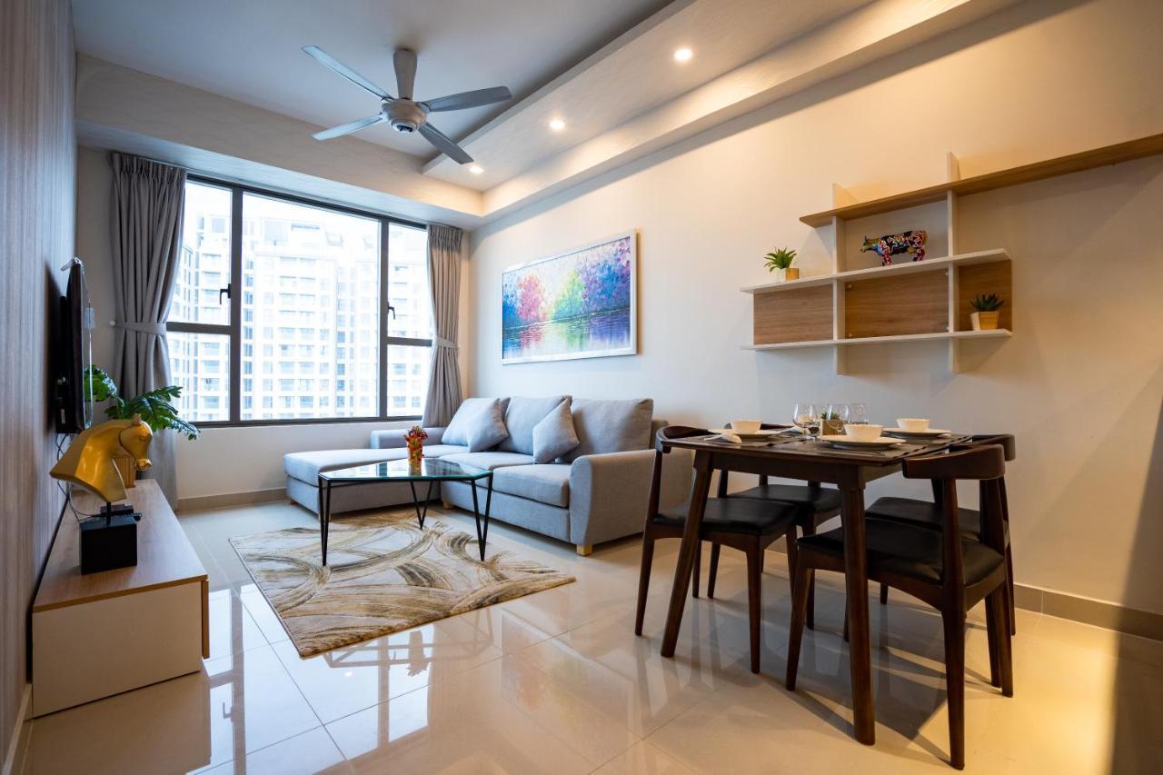 Garden & Pool Signature Rivergate Apartment
