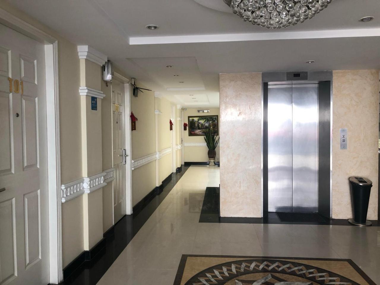 Royal Hotel *