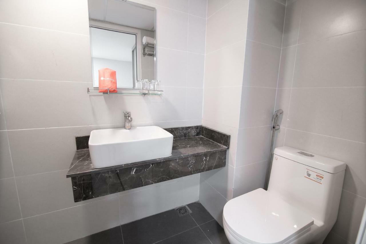 Reddoorz Premium Near Etown 3 Ho Chi Minh City