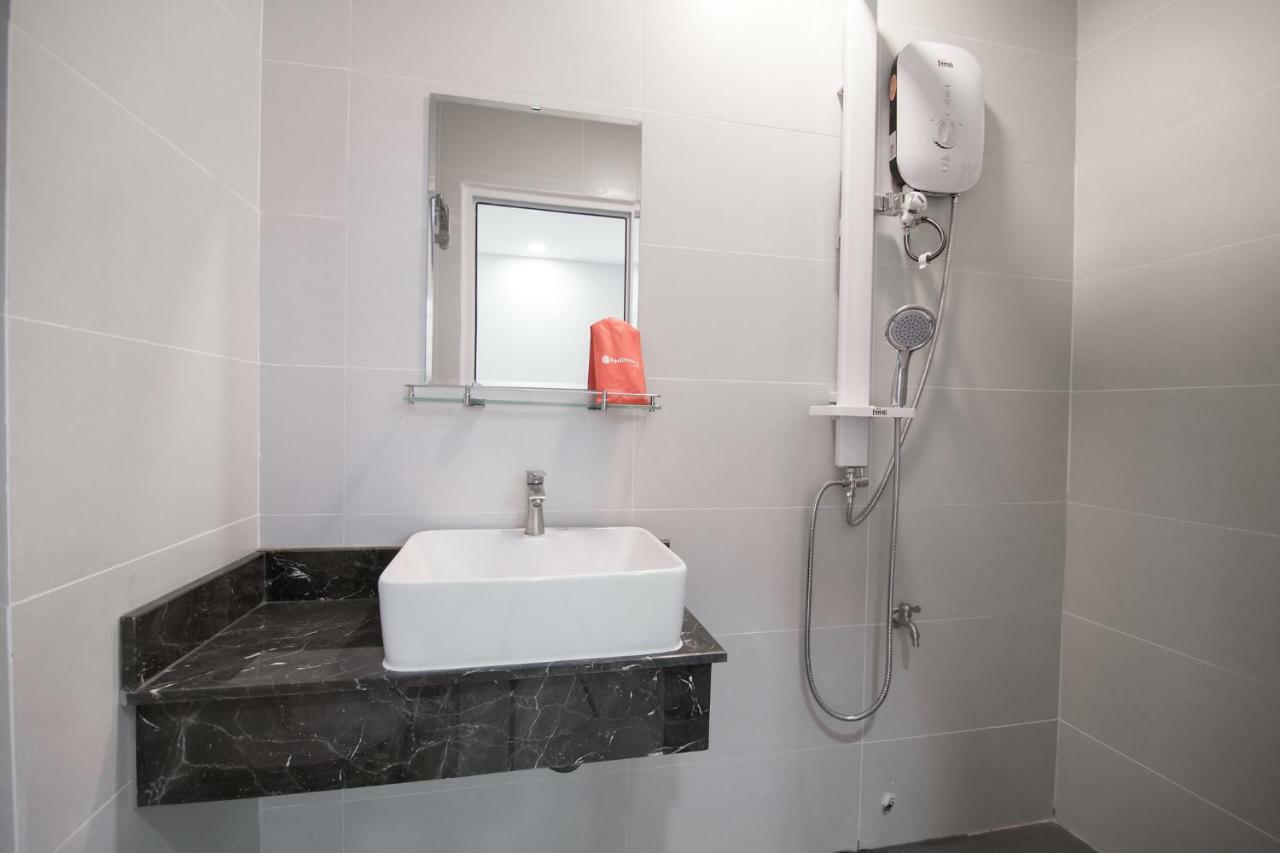 Reddoorz Premium Near Etown 3 Hotel 3*