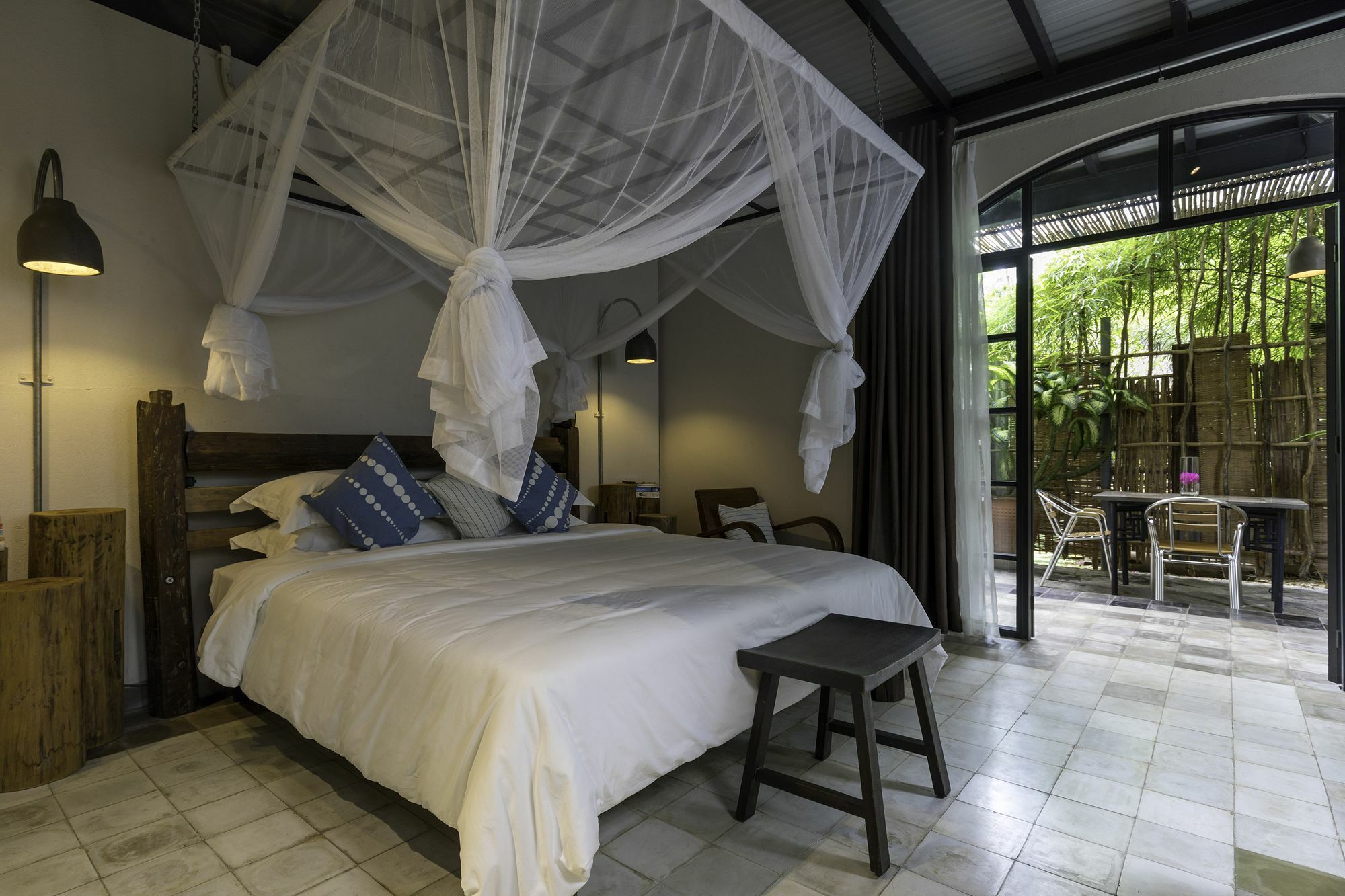 Khách sạn River 3*