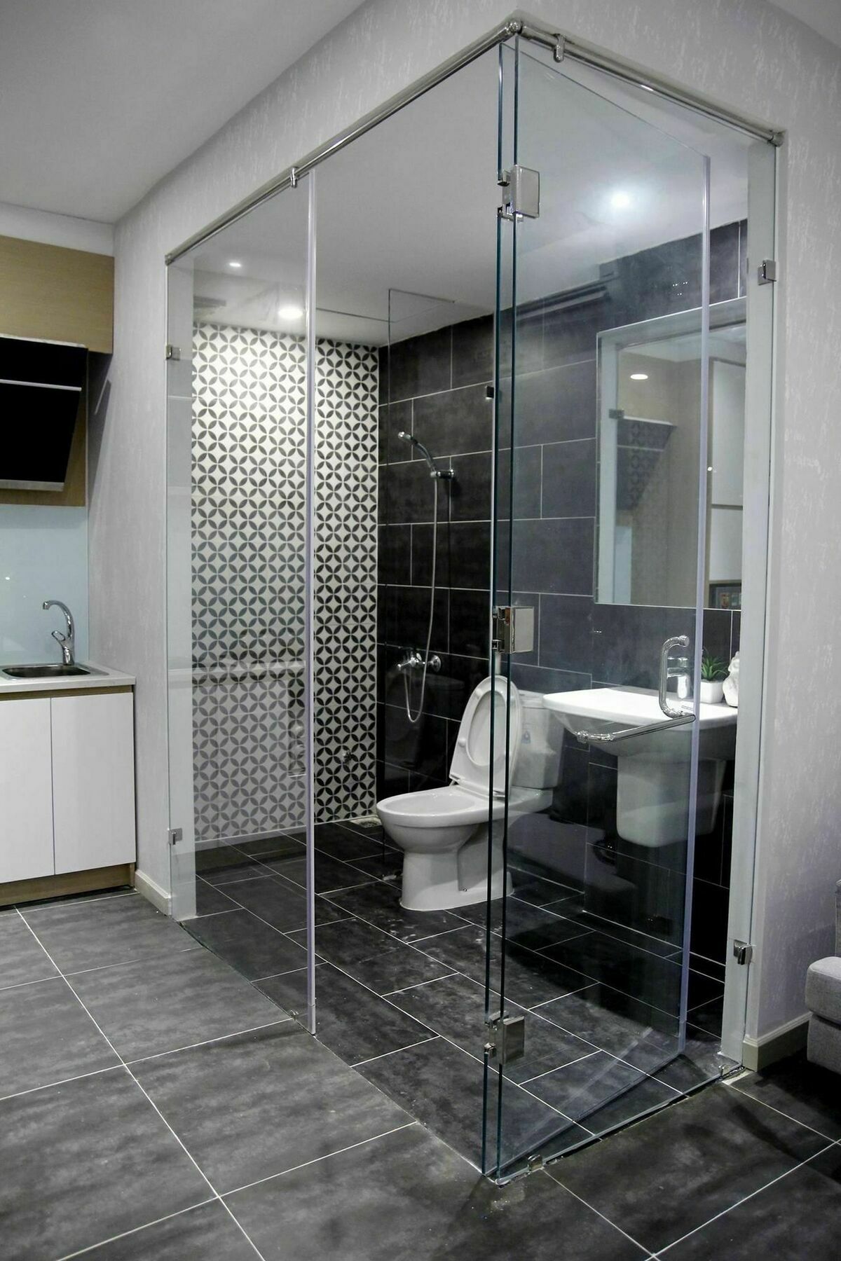 Full House Retreat - The Water Front Aparthotel