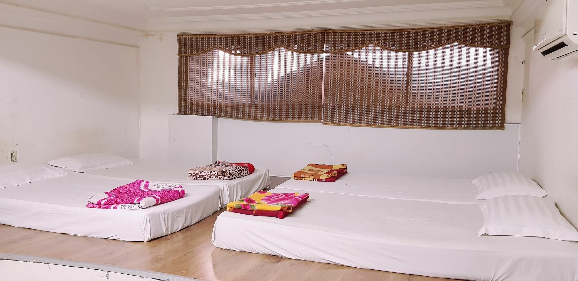 Vinh Hostel *